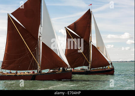 Mellissa e Repertor vela lontano all'inizio del Southend on Sea Barge Match,2014. Foto Stock