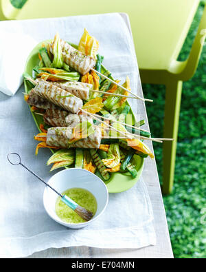 Kingfish spiedini con zucchine Foto Stock