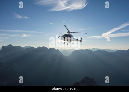 Elicottero sul volo panoramico di sunrise, Alleghe, Dolomiti, Italia Foto Stock