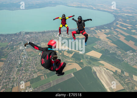 Tre skydivers freeflying in formazione, Siofok, Somogy, Ungheria