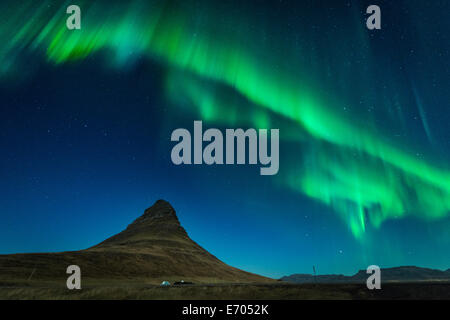 Aurora Boreale sopra Mt. Kirkjufell, Grundarfjordur, Snaefellsnes, Islanda Foto Stock