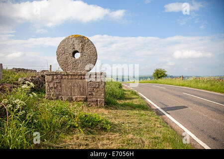 Parco Nazionale di Peak District macina o mulino di confine in pietra totem o logo o segno, Derbyshire, England, Regno Unito Foto Stock