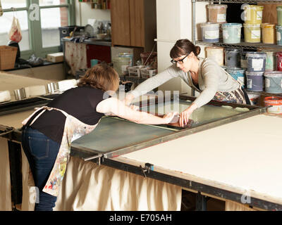 Le donne a mano la stampa tessile in officina Foto Stock