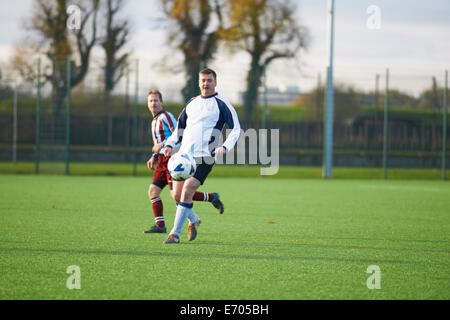 I giocatori di calcio durante le fasi di gioco Foto Stock