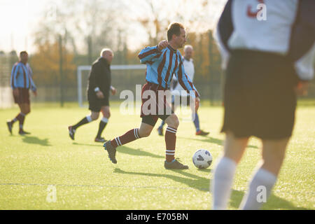 I giocatori di calcio durante le fasi di gioco Foto Stock