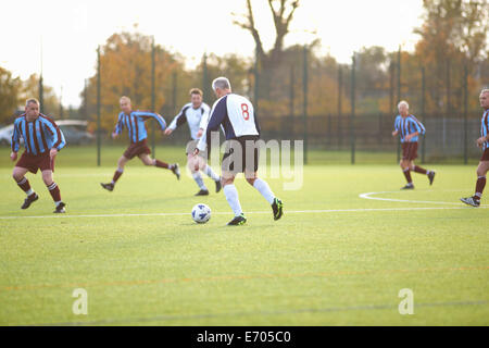 I giocatori di calcio durante le fasi di gioco Foto Stock