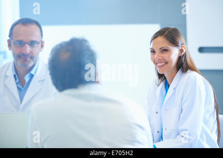 Un gruppo di ricercatori di riunione Foto Stock