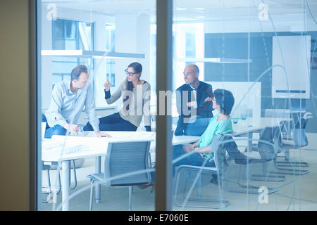 Un gruppo di persone di affari avendo discussioni Foto Stock