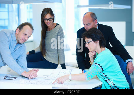 Un gruppo di uomini di affari che guardando i piani Foto Stock