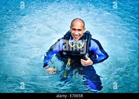 Ritratto di metà uomo adulto immersioni in mare, La Maddalena, in Sardegna, Italia Foto Stock