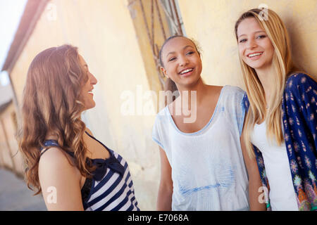 Le ragazze adolescenti in strada a fianco della casa Foto Stock