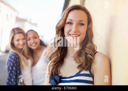 Ragazza adolescente, amici in background Foto Stock