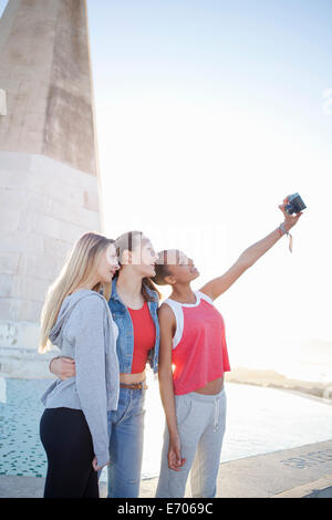 Le ragazze adolescenti tenendo selfie, Palma di Mallorca, Spagna Foto Stock