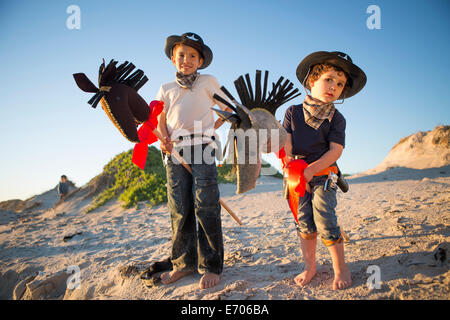 Due fratelli vestito da cowboy con hobby del cavallo Foto Stock