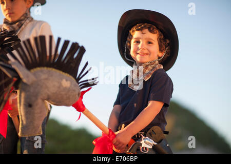 Due fratelli vestito da cowboy su cavalli hobby Foto Stock