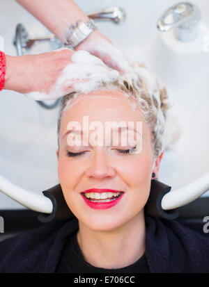 Donna con capelli shampooed in salone Foto Stock