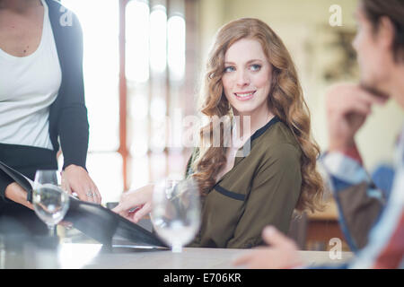 Paio di ordinare dal menu al ristorante La tabella Foto Stock