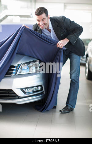 Metà uomo adulto scoprire nuove auto in concessionaria auto Foto Stock