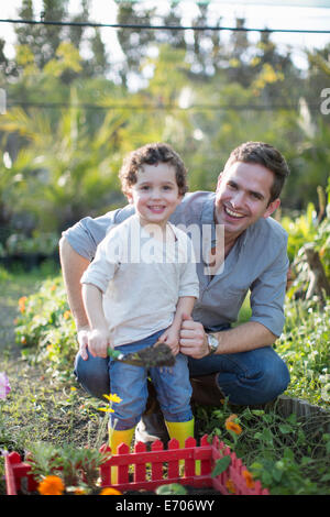 Ritratto di metà uomo adulto e figlio di giardinaggio in allotment Foto Stock