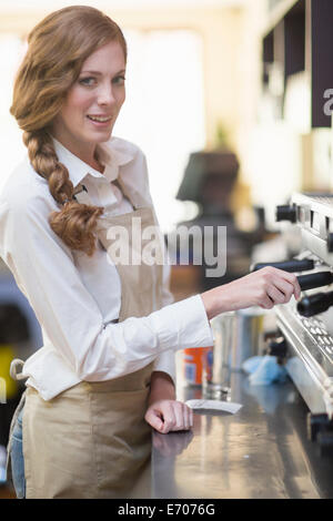 Ritratto di cameriera con macchina per il caffè nel ristorante Foto Stock