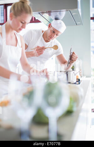 Conosco Im Un Masterchef Uomo Maturo Barbuto Nel Cappello E Nel Grembiule  Del Cuoco Unico Cuoco Senior Con Il Grembiule D'uso Del Fotografia Stock -  Immagine di maggiore, grembiule: 139328084