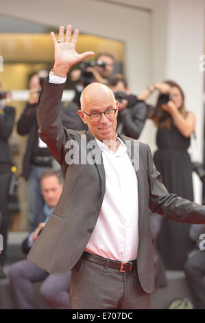 Venezia, Italia. 2 Sep, 2014. Direttore Gabriele Salvatores pone sul tappeto rosso per il filmato in Italia In un giorno durante la settantunesima Festival del Cinema di Venezia, nell' isola del Lido di Venezia, Italia, Settembre 2, 2014. © Liu Lihang/Xinhua/Alamy Live News Foto Stock