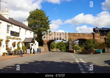 Treno a vapore la LMS Stanier Class 8F 48151, sul ponte in Lazonby, Eden Valley, Cumbria, Inghilterra, Regno Unito. Foto Stock
