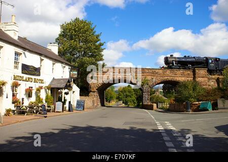 Treno a vapore la LMS Stanier Class 8F 48151, sul ponte in Lazonby, Eden Valley, Cumbria, Inghilterra, Regno Unito. Foto Stock