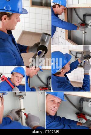 Plumber installando un sistema di acqua Foto Stock