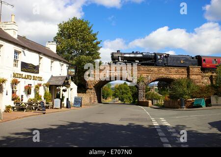 Treno a vapore la LMS Stanier Class 8F 48151, sul ponte in Lazonby, Eden Valley, Cumbria, Inghilterra, Regno Unito. Foto Stock