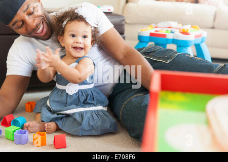 Padre giocando con la giovane figlia Foto Stock