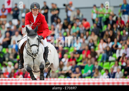 Caen, Francia. 02Sep, 2014. Rider Ludger Beerbaum di Germania sul cavallo "Chiara 222" compete in Show Jumping concorrenza durante il World Equestrian Games 2014 a Caen, Francia, 02 settembre 2014. Foto: Rolf Vennenbernd/dpa/Alamy Live News Foto Stock