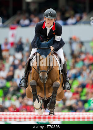 Caen, Francia. 02Sep, 2014. Rider Scott insolente della Gran Bretagna a cavallo "Ciao Sanctos' compete in Show Jumping concorrenza durante il World Equestrian Games 2014 a Caen, Francia, 02 settembre 2014. Foto: Rolf Vennenbernd/dpa/Alamy Live News Foto Stock