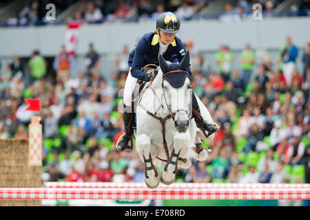 Caen, Francia. 02Sep, 2014. Rider Katharina Offel dell'Ucraina sul cavallo 'Charlie' compete in Show Jumping concorrenza durante il World Equestrian Games 2014 a Caen, Francia, 02 settembre 2014. Foto: Rolf Vennenbernd/dpa/Alamy Live News Foto Stock