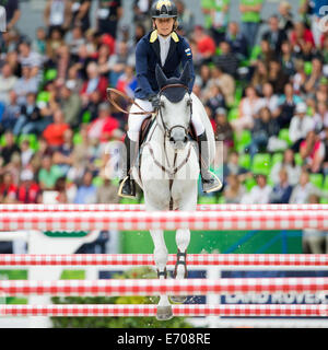 Caen, Francia. 02Sep, 2014. Rider Katharina Offel dell'Ucraina sul cavallo 'Charlie' compete in Show Jumping concorrenza durante il World Equestrian Games 2014 a Caen, Francia, 02 settembre 2014. Foto: Rolf Vennenbernd/dpa/Alamy Live News Foto Stock