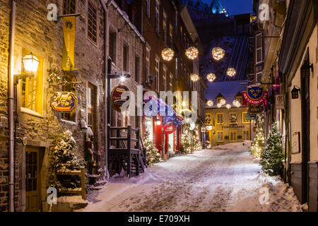 Le decorazioni di Natale la linea Sous-Le-fort di sera, Québec, Canada Foto Stock