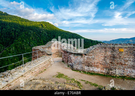 Fortezza di Poenari una volta posseduto da Vlad l'Impalatore (il leggendario Dracula). Foto Stock