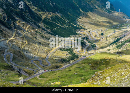 Famosa montagna Transfagarasan strada tortuosa, attraversando Fagaras Mountaines in Romania. Foto Stock