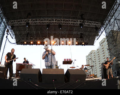 Virginia Beach, Virginia, Stati Uniti d'America. Il 30 agosto, 2014. JOHN POPPER di 'Blues Travler' esegue in Virginia Beach durante l'American Music Festival. © Jeff Moore/ZUMA filo/ZUMAPRESS.com/Alamy Live News Foto Stock