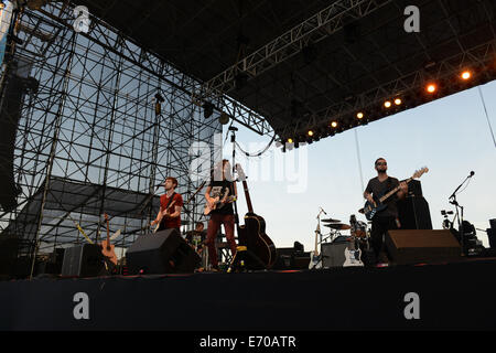 Virginia Beach, Virginia, Stati Uniti d'America. Il 30 agosto, 2014. 'Striking corrisponda all' esegue in Virginia Beach durante l'American Music Festival. © Jeff Moore/ZUMA filo/ZUMAPRESS.com/Alamy Live News Foto Stock