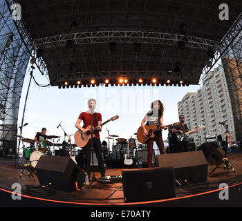 Virginia Beach, Virginia, Stati Uniti d'America. Il 30 agosto, 2014. 'Striking corrisponda all' esegue in Virginia Beach durante l'American Music Festival. © Jeff Moore/ZUMA filo/ZUMAPRESS.com/Alamy Live News Foto Stock