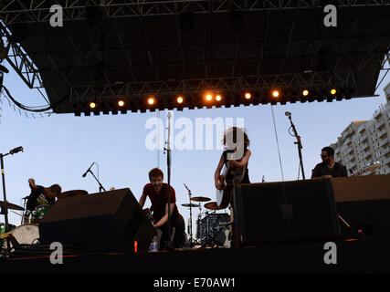 Virginia Beach, Virginia, Stati Uniti d'America. Il 30 agosto, 2014. 'Striking corrisponda all' esegue in Virginia Beach durante l'American Music Festival. © Jeff Moore/ZUMA filo/ZUMAPRESS.com/Alamy Live News Foto Stock