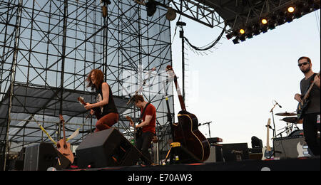 Virginia Beach, Virginia, Stati Uniti d'America. Il 30 agosto, 2014. 'Striking corrisponda all' esegue in Virginia Beach durante l'American Music Festival. © Jeff Moore/ZUMA filo/ZUMAPRESS.com/Alamy Live News Foto Stock