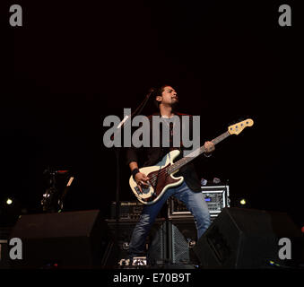 Virginia Beach, Virginia, Stati Uniti d'America. Il 30 agosto, 2014. HECTOR MALDONADO di 'treno' esegue in Virginia Beach durante l'American Music Festival. © Jeff Moore/ZUMA filo/ZUMAPRESS.com/Alamy Live News Foto Stock