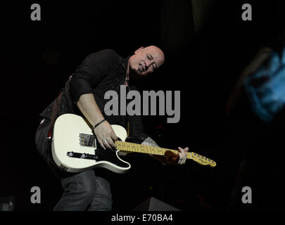 Virginia Beach, Virginia, Stati Uniti d'America. Il 30 agosto, 2014. JIMMY STAFFORD di 'treno' esegue in Virginia Beach durante l'American Music Festival. © Jeff Moore/ZUMA filo/ZUMAPRESS.com/Alamy Live News Foto Stock