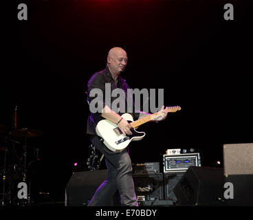 Virginia Beach, Virginia, Stati Uniti d'America. Il 30 agosto, 2014. JIMMY STAFFORD di 'treno' esegue in Virginia Beach durante l'American Music Festival. © Jeff Moore/ZUMA filo/ZUMAPRESS.com/Alamy Live News Foto Stock