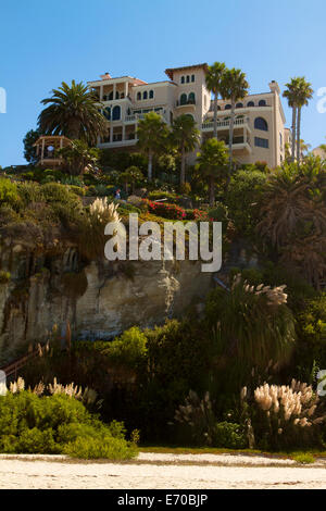 Case in cima alla scogliera a Thousand Steps Beach in Laguna Beach California Foto Stock