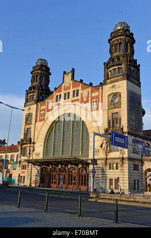 La facciata della stazione ferroviaria principale della città di Praga, Repubblica Ceca. Foto Stock