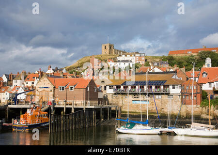 Cielo tempestoso su East Whitby, North Yorkshire, Regno Unito. Foto Stock