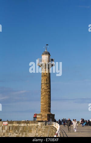 Faro sul molo Ovest a Whitby, North Yorkshire. Foto Stock